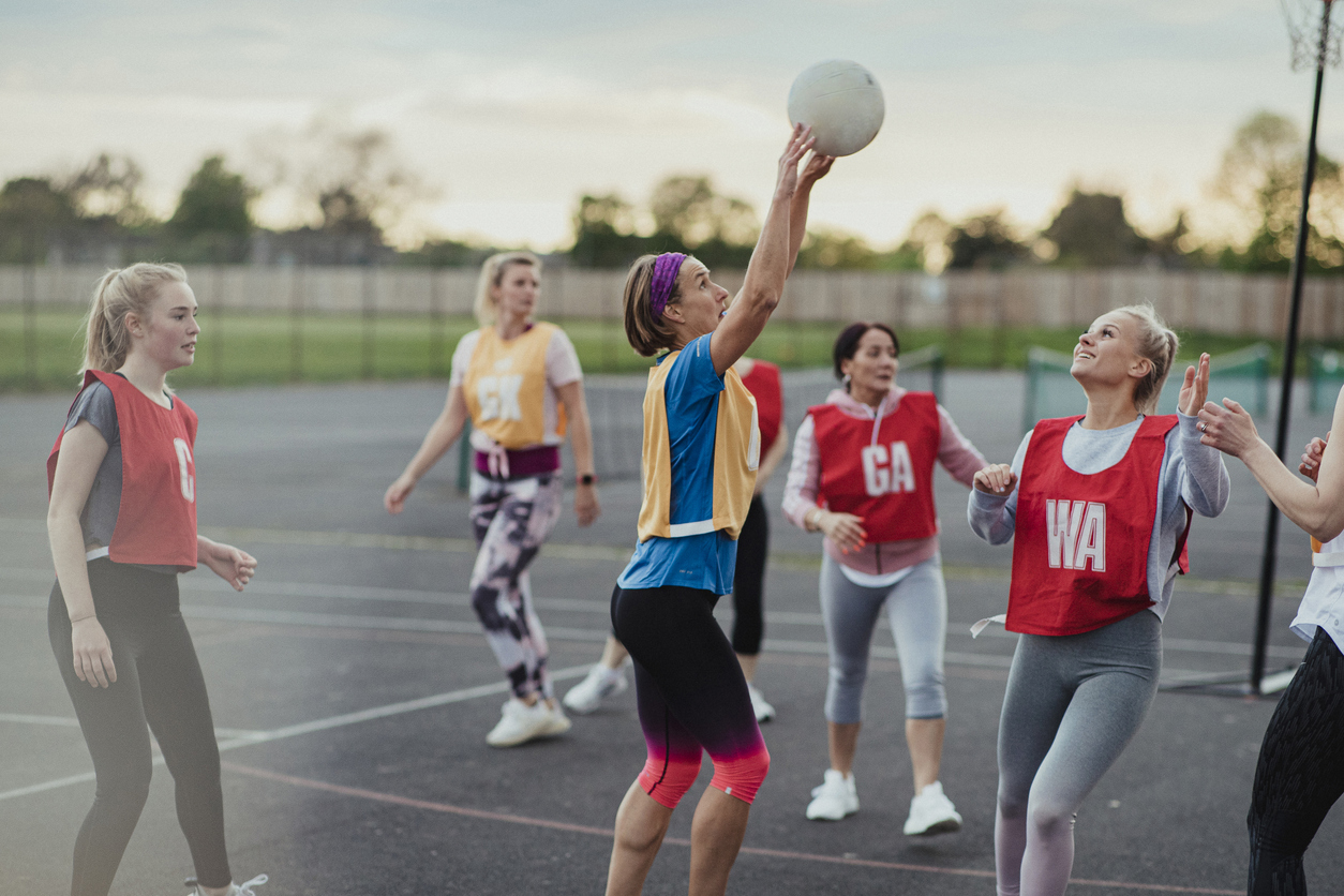 Vrouwen die korfbal spelen